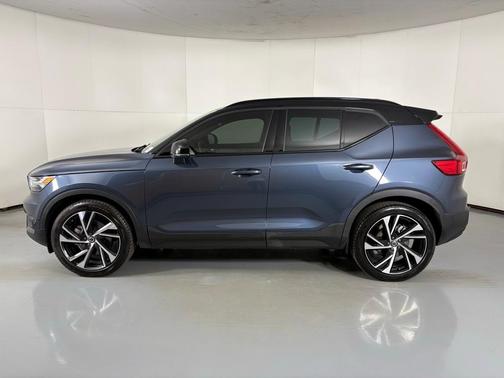2022 Volvo XC40 T5 R-Design