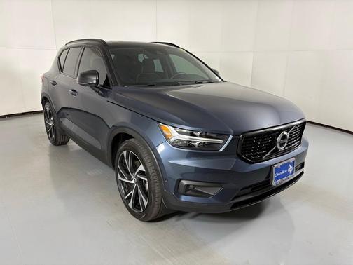 2022 Volvo XC40 T5 R-Design