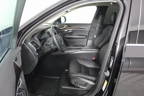 Photo 2 of 41 of 2019 Volvo XC90 T5 Momentum