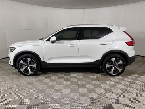 2025 Volvo XC40 B5 Plus Bright Theme