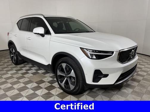 2025 Volvo XC40 B5 Plus Bright Theme