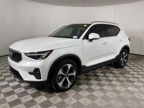 2025 Volvo XC40 B5 Plus Bright Theme
