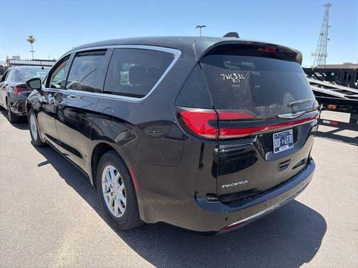 Brilliant Black Crystal Pearlcoat 2023 Chrysler Pacifica Touring-L