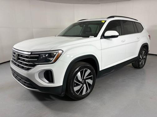 Pure White 2025 Volkswagen Atlas 2.0T SE w/Technology