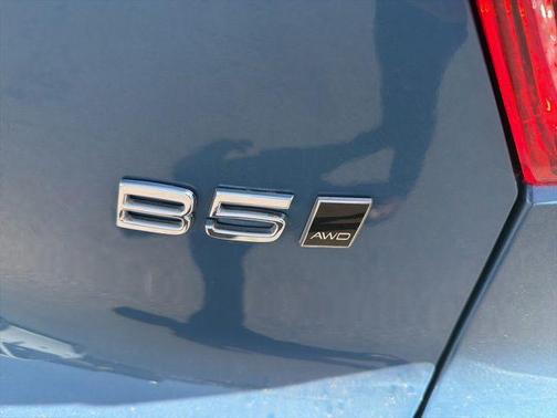 Fjord Blue Metallic 2025 Volvo XC40 B5 Core Bright Theme