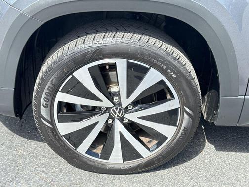 Platinum Gray Metallic 2024 Volkswagen Taos 1.5T SE