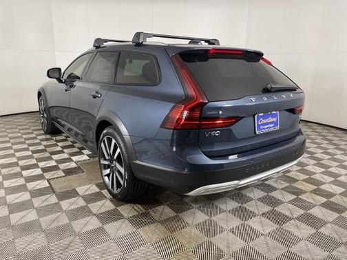 2025 Volvo V90 Cross Country B6 Plus
