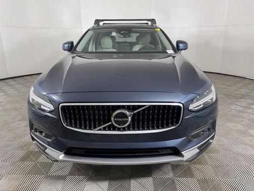 2025 Volvo V90 Cross Country B6 Plus