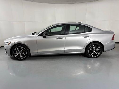 2024 Volvo S60 B5 Core Dark Theme