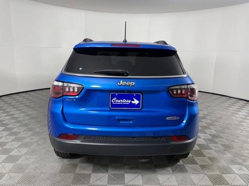 Photo 5 of 39 of 2018 Jeep Compass Latitude