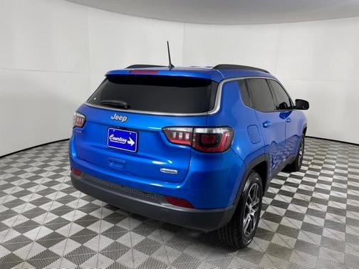 Photo 4 of 39 of 2018 Jeep Compass Latitude