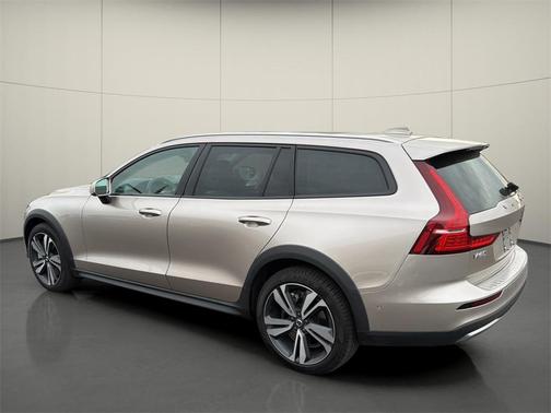 2024 Volvo V60 Cross Country B5 Plus