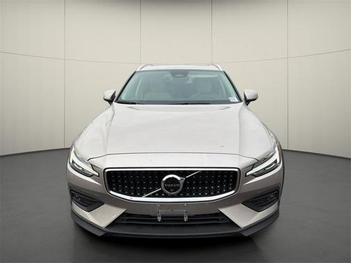 2024 Volvo V60 Cross Country B5 Plus