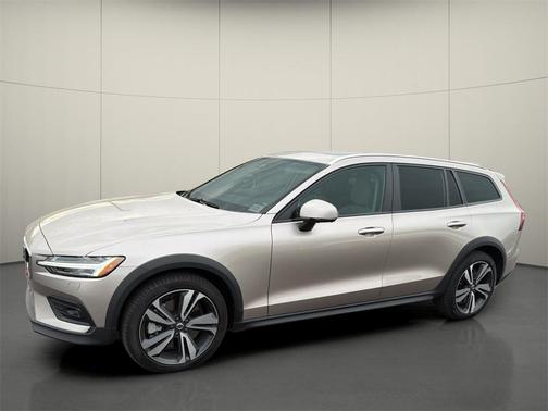 2024 Volvo V60 Cross Country B5 Plus