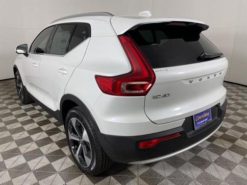 2025 Volvo XC40 B5 Plus Bright Theme