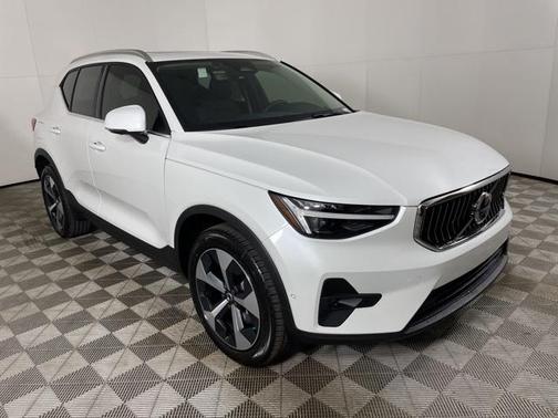 2025 Volvo XC40 B5 Plus Bright Theme