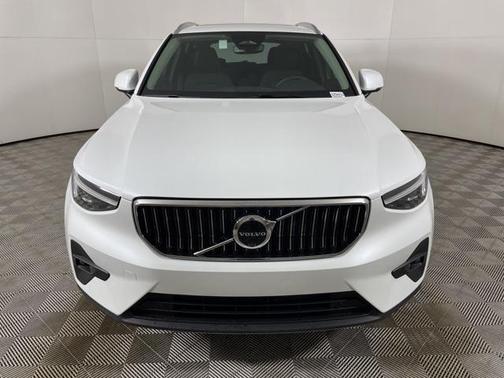 2025 Volvo XC40 B5 Plus Bright Theme