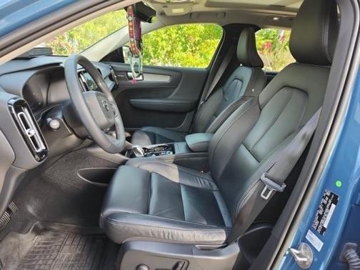 2023 Volvo XC40 B5 Plus Dark Theme