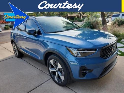 2023 Volvo XC40 B5 Plus Dark Theme