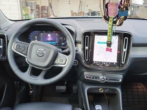 2023 Volvo XC40 B5 Plus Dark Theme