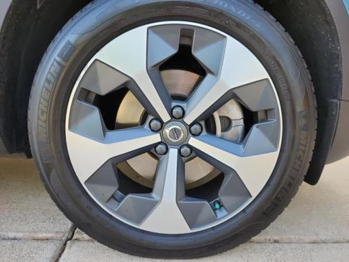 2023 Volvo XC40 B5 Plus Dark Theme