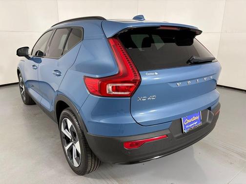 2023 Volvo XC40 B5 Plus Dark Theme