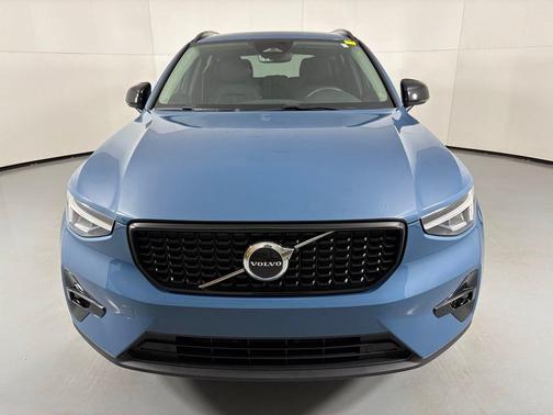 2023 Volvo XC40 B5 Plus Dark Theme
