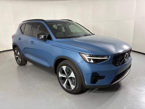 2023 Volvo XC40 B5 Plus Dark Theme
