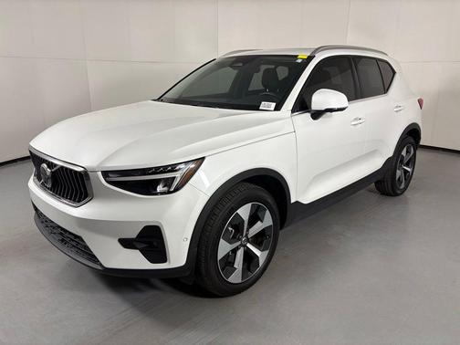 Crystal White Pearl 2025 Volvo XC40 B5 Plus Bright Theme
