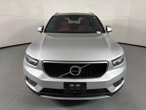 2019 Volvo XC40 MOMENTUM