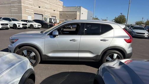 Bright Silver Metallic 2019 Volvo XC40 MOMENTUM