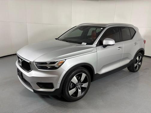 2019 Volvo XC40 MOMENTUM
