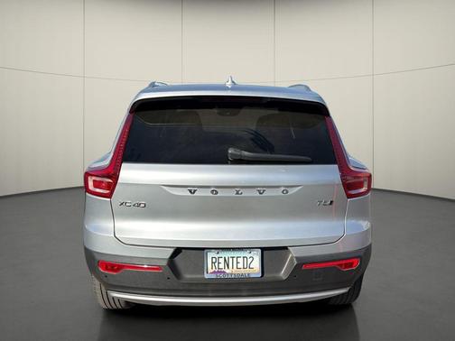 Bright Silver Metallic 2019 Volvo XC40 MOMENTUM