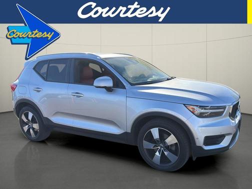 Bright Silver Metallic 2019 Volvo XC40 MOMENTUM