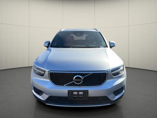 Bright Silver Metallic 2019 Volvo XC40 MOMENTUM