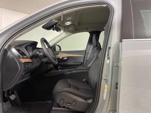 2025 Volvo XC90 B6 Core