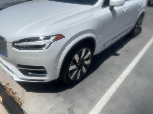 Crystal White 2023 Volvo XC90 Recharge Plug-In Hybrid T8 Ultimate 6-Seater
