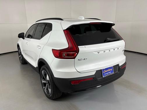 2026 Volvo XC40 B5 Plus