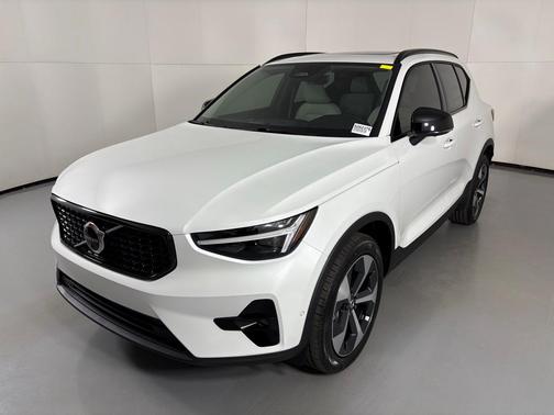 2026 Volvo XC40 B5 Plus