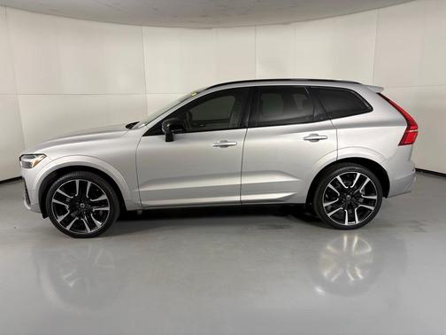 2023 Volvo XC60 B5 Ultimate Dark Theme