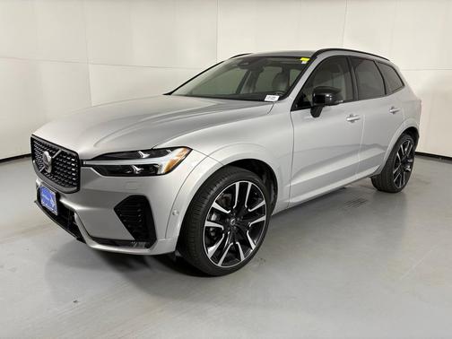 2023 Volvo XC60 B5 Ultimate Dark Theme