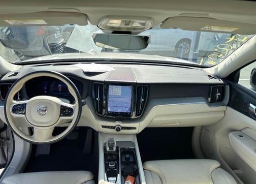 2023 Volvo XC60 B5 Ultimate Dark Theme