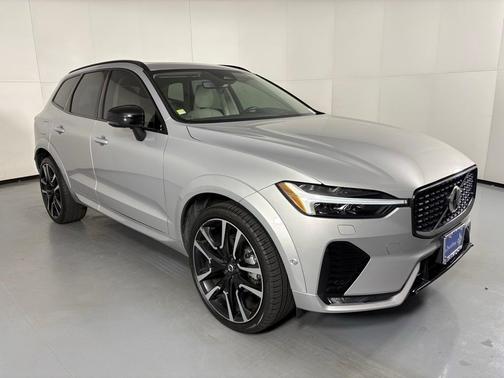 2023 Volvo XC60 B5 Ultimate Dark Theme