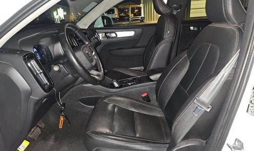 2021 Volvo XC40 T5 Momentum