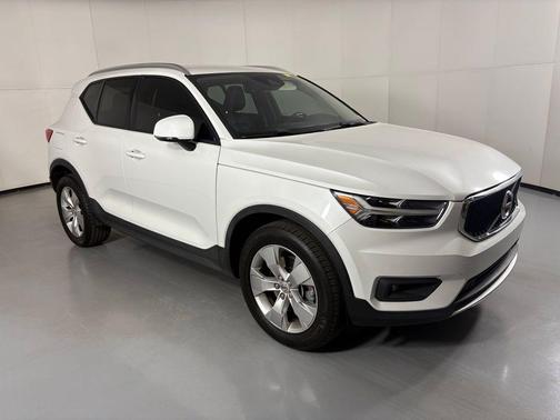 2021 Volvo XC40 T5 Momentum