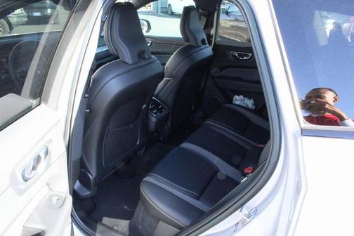 2022 Volvo XC60 B5 R-Design