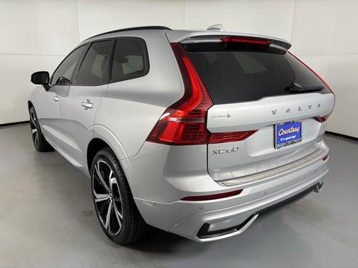 2022 Volvo XC60 B5 R-Design