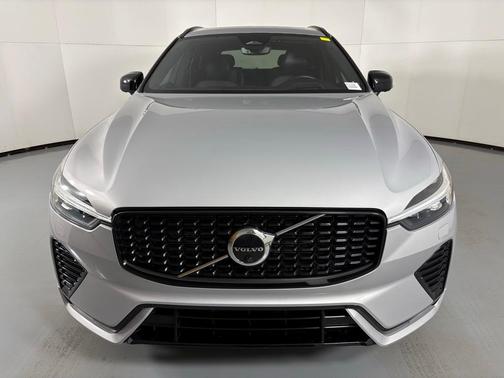 2022 Volvo XC60 B5 R-Design