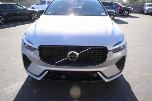 2022 Volvo XC60 B5 R-Design