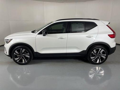 2026 Volvo XC40 B5 Ultra